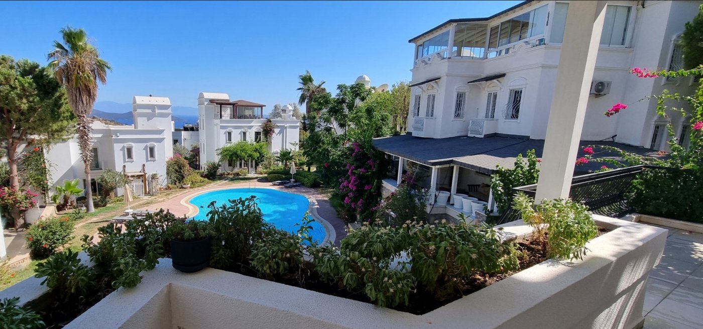 Bodrum Merkez'de Deniz Manzaralı Satılık Tripleks Villa 5+2